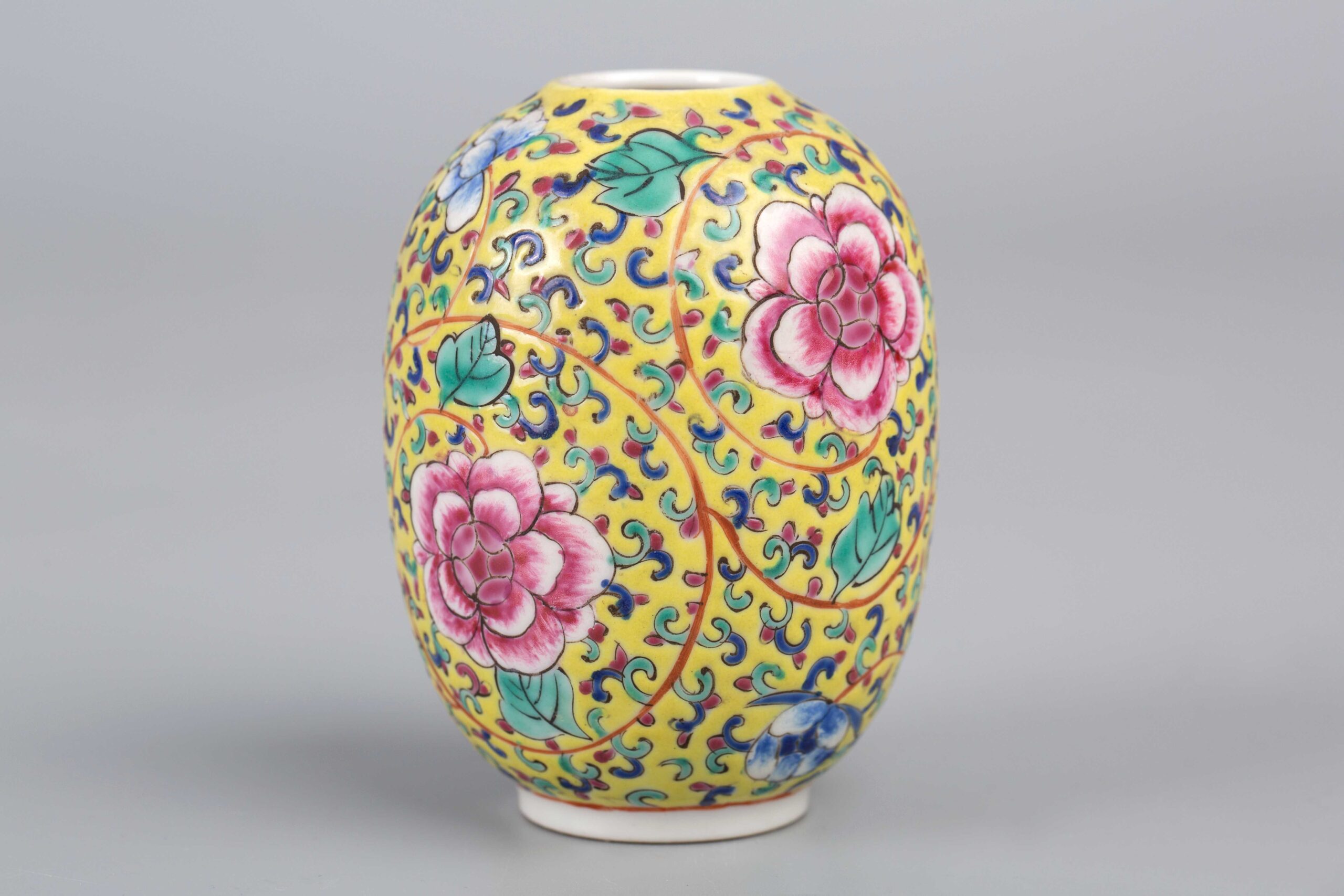 Famille rose porcelain vase with Qianlong Year Made mark黄地