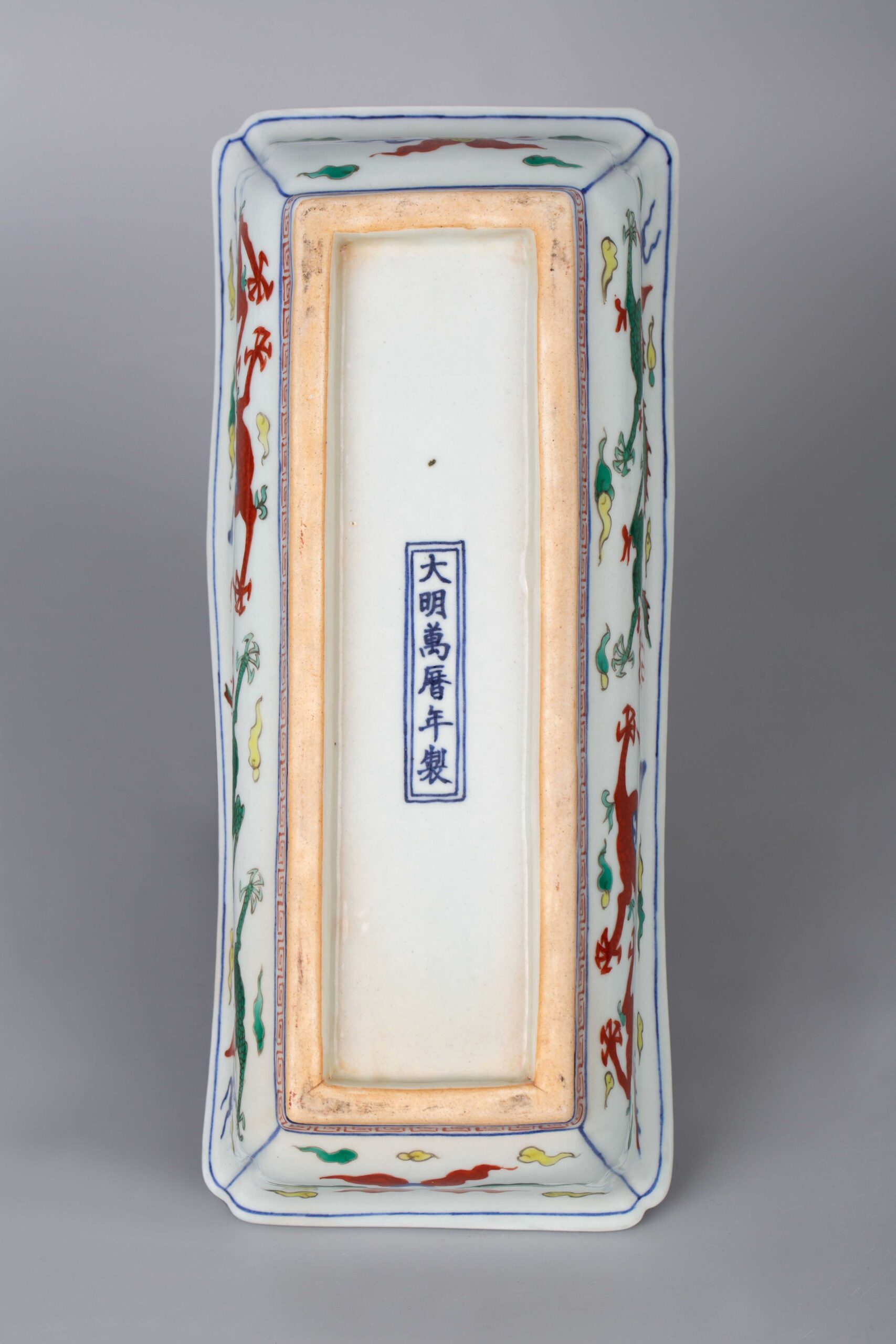 A FINE MING WUCAI 'DRAGON' PEN-TRAY WANLI SIX-CHARACTER MARK 