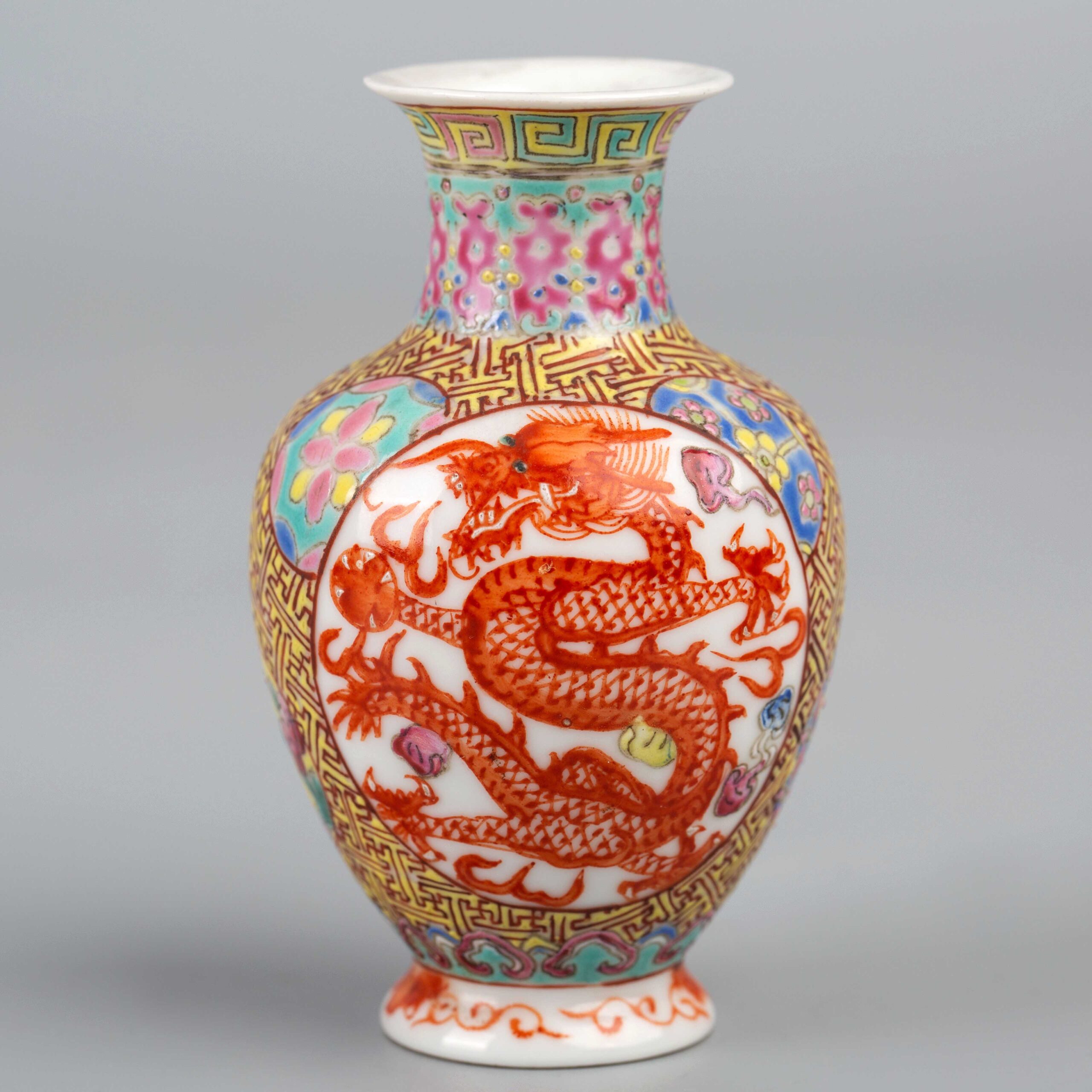 Famille rose vase with dragon pattern, 20th century双开光矾