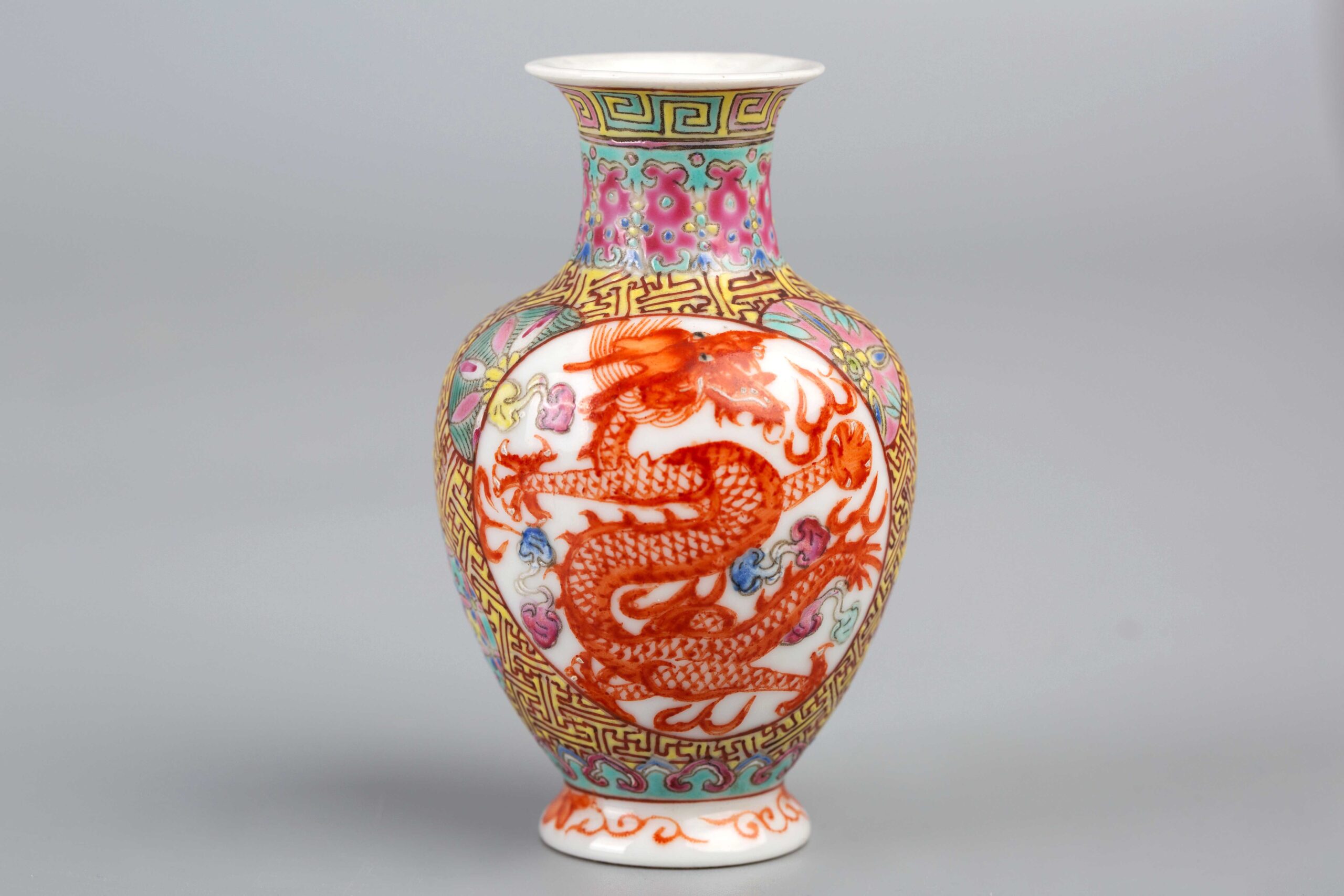 Famille rose vase with dragon pattern, 20th century双开光矾红龙纹 