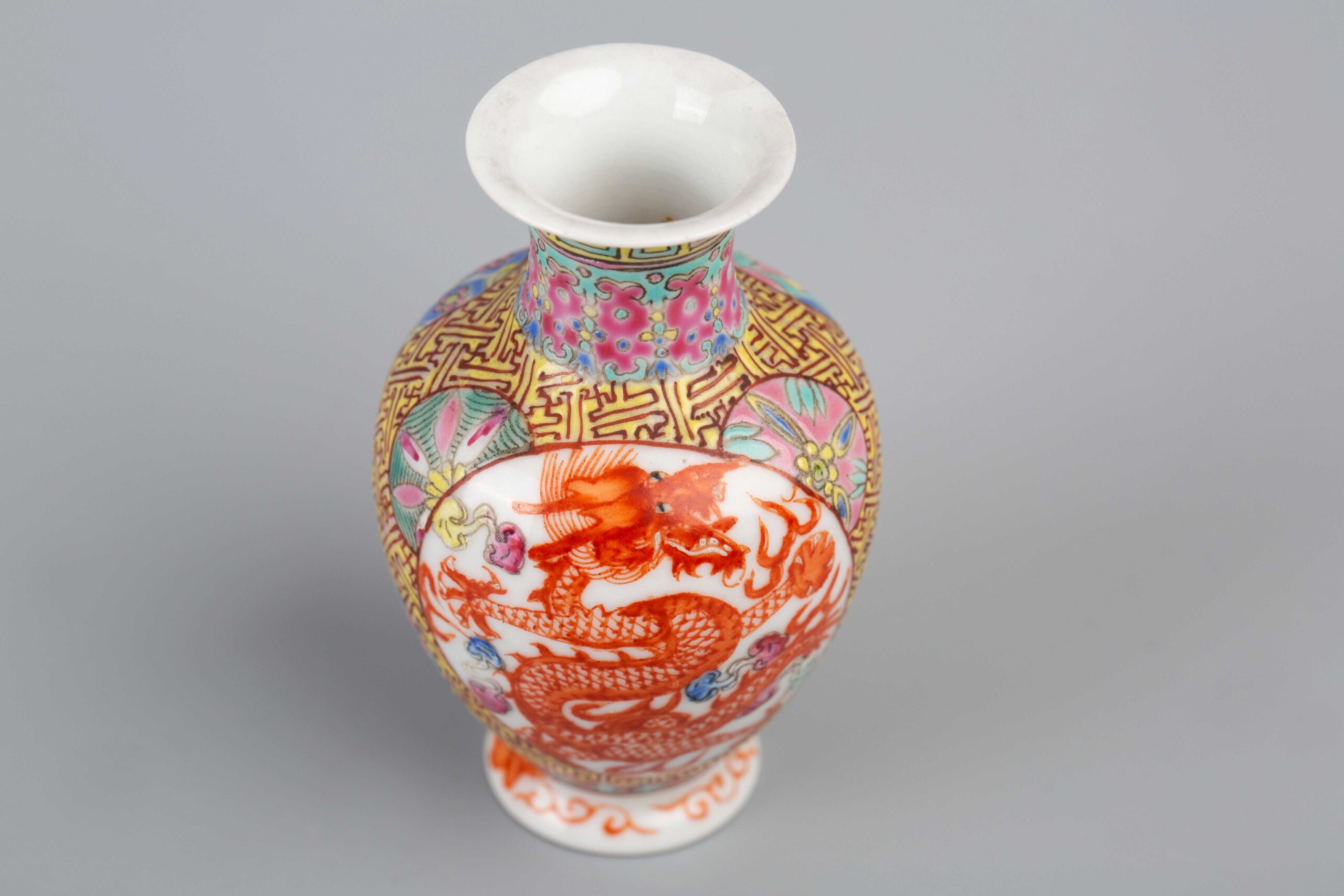 Famille rose vase with dragon pattern, 20th century双开光矾