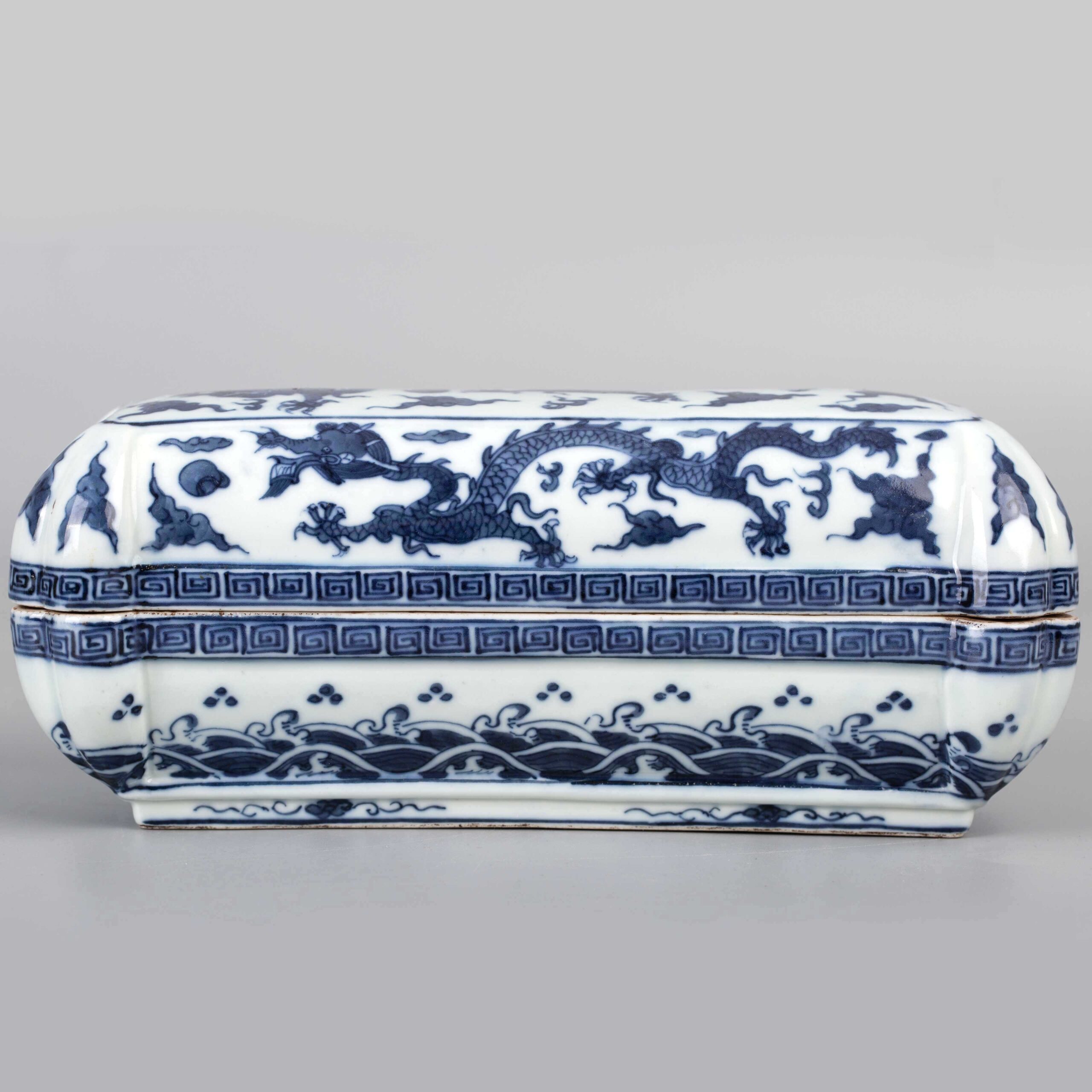 Blue and white dragon pattern lid box with Daming Wanli Year Made 