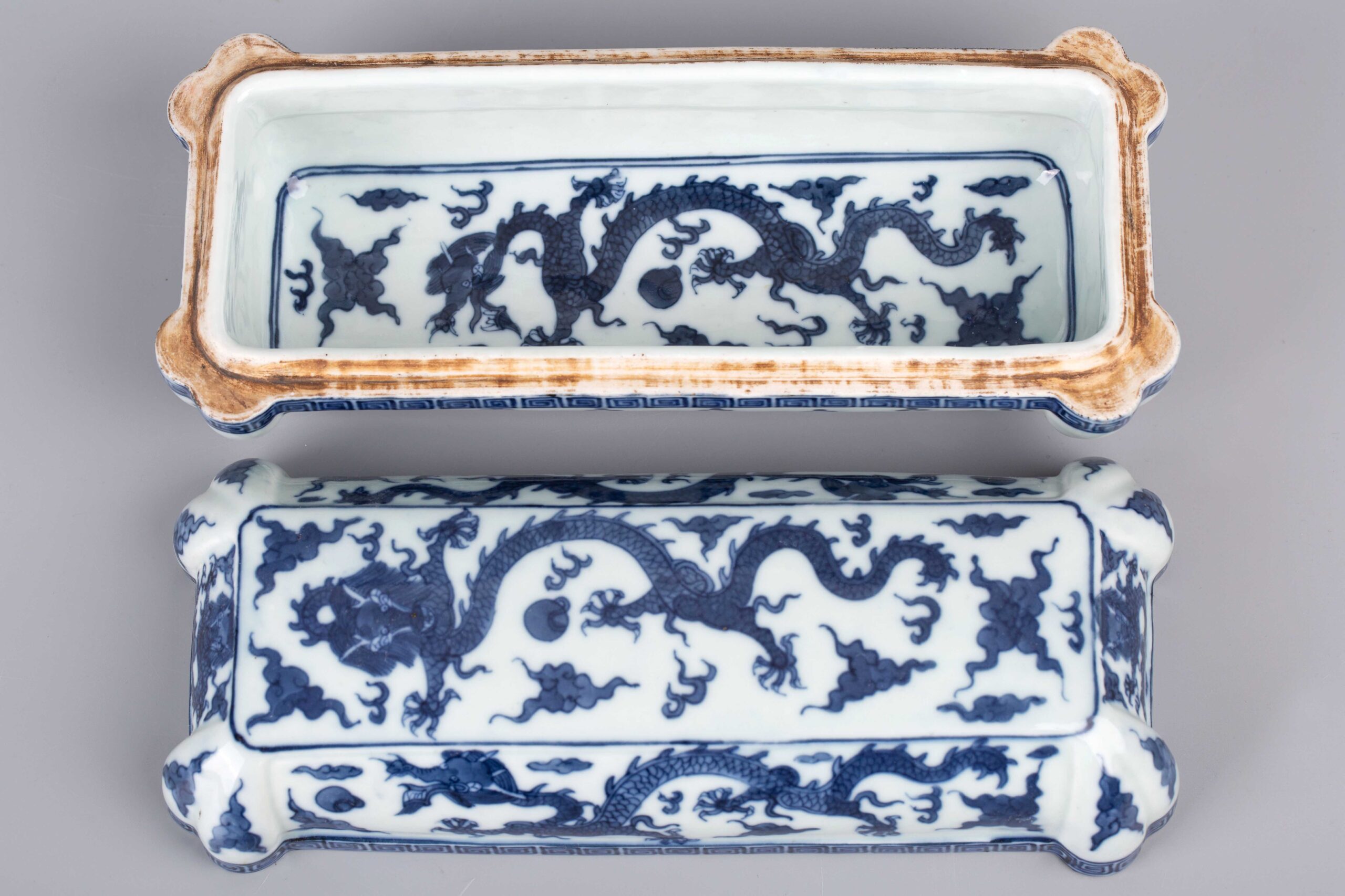 Blue and white dragon pattern lid box with Daming Wanli Year Made