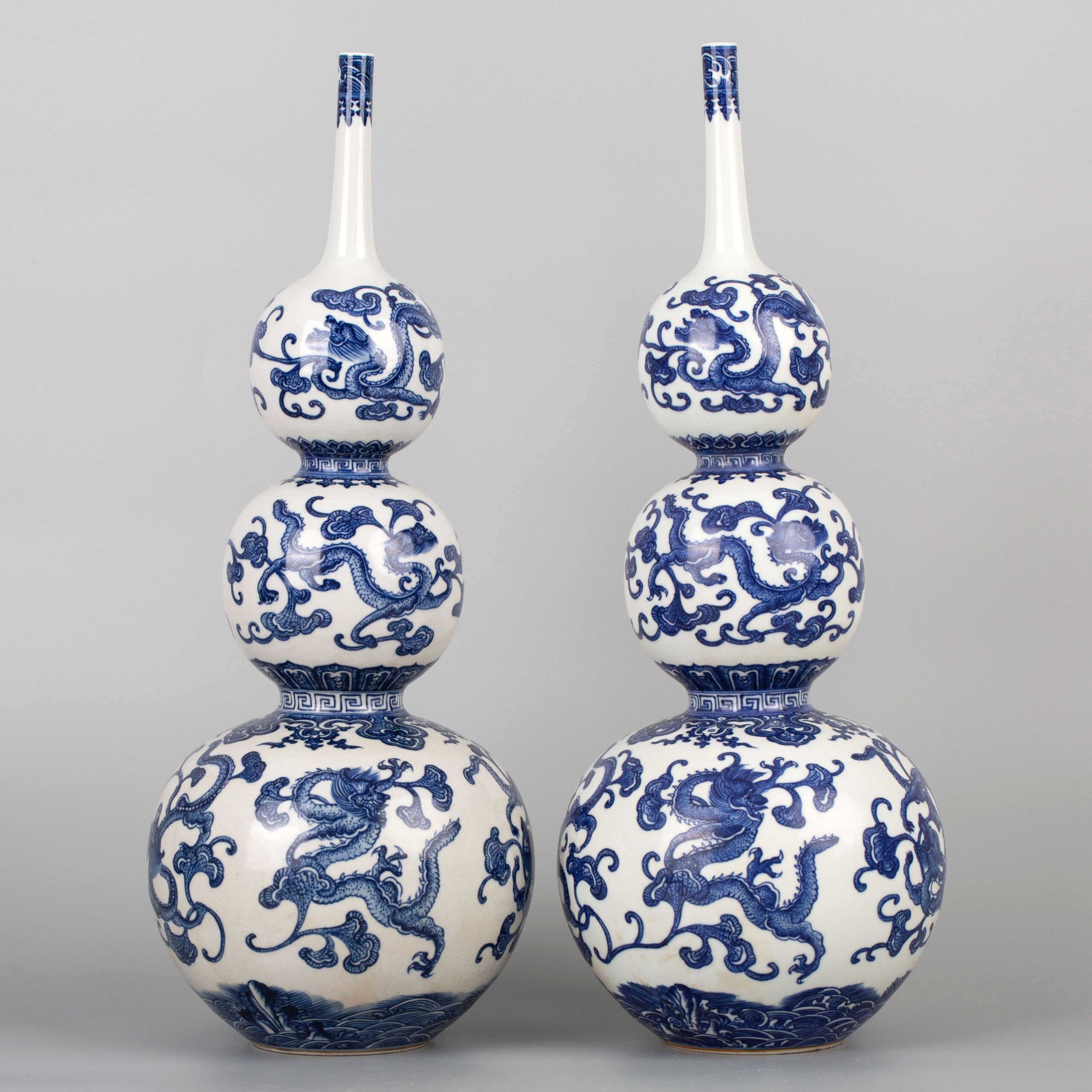 A pair of blue and white gourd vases with Daqing Qianlong Year 
