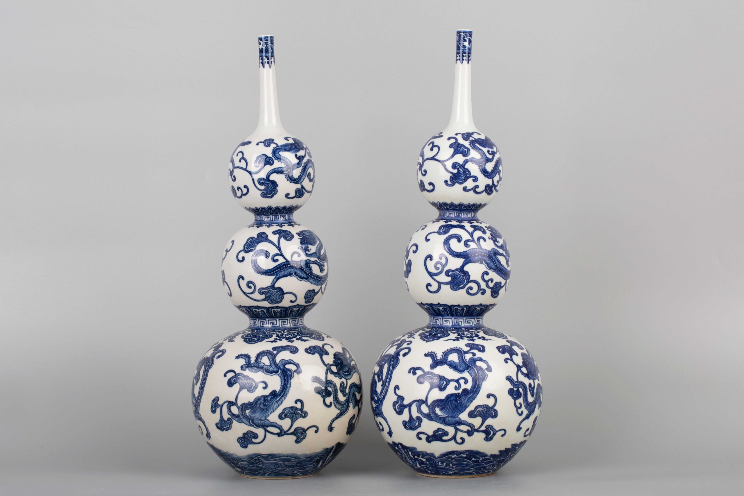A pair of blue and white gourd vases with Daqing Qianlong Year 