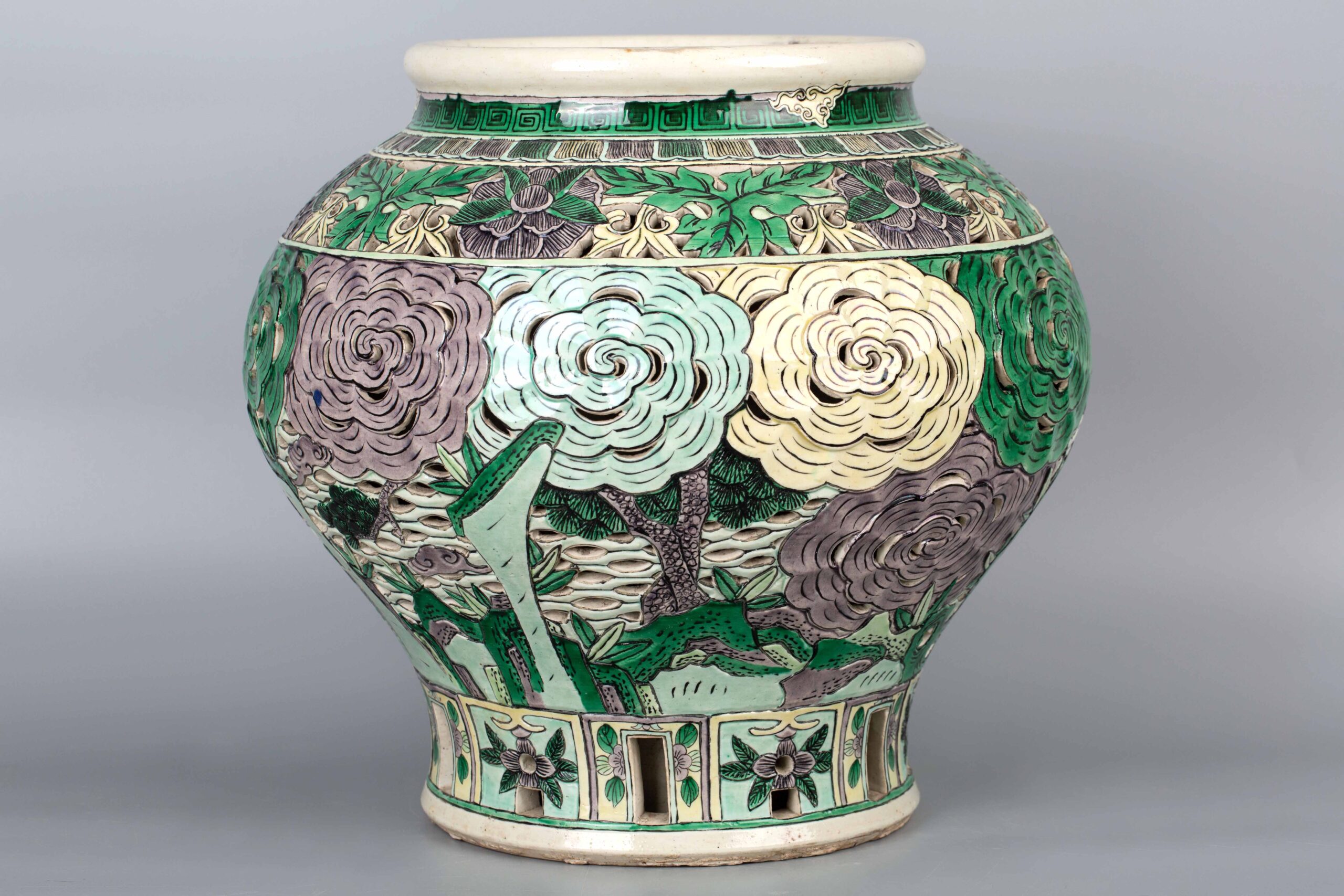 Multicolored hollow carved Jar 19th century五彩洞石，高士，镂空雕 