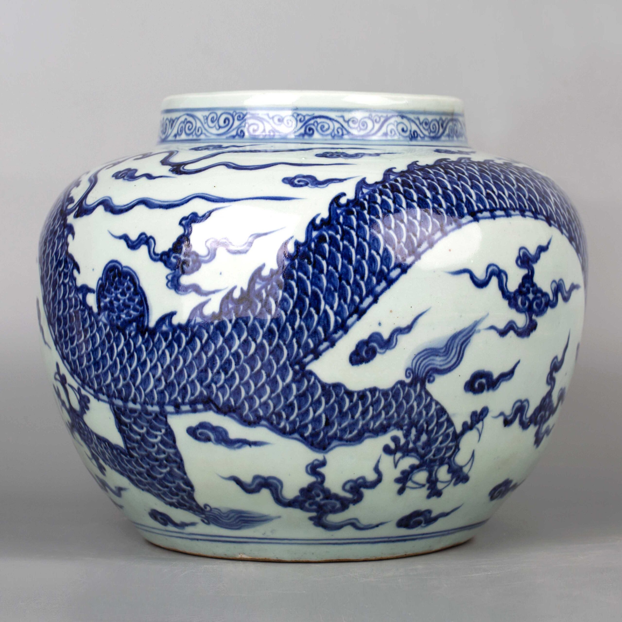 Blue-and-white dragon-pattern pot, Ming Xuande year mark青花龙纹罐 