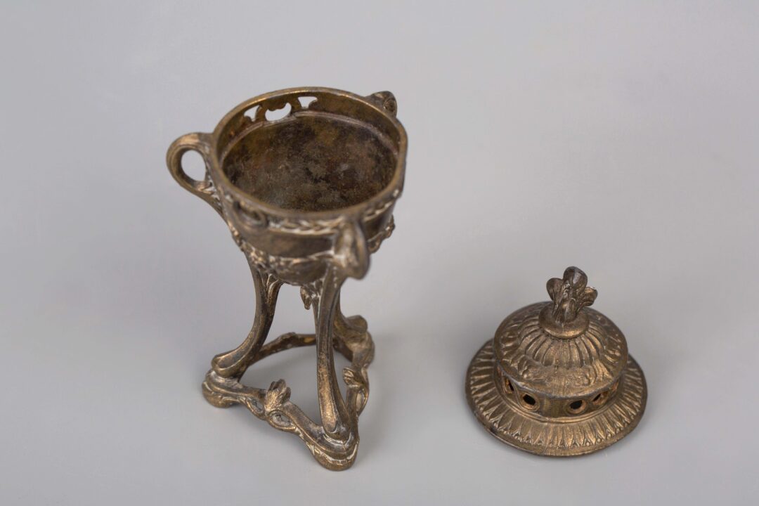 Antique Art Nouveau Vantines Bronze Incense Burner Censer Made in France 19th century新艺术风格青铜香炉法国制造 十九世纪 - Image 4