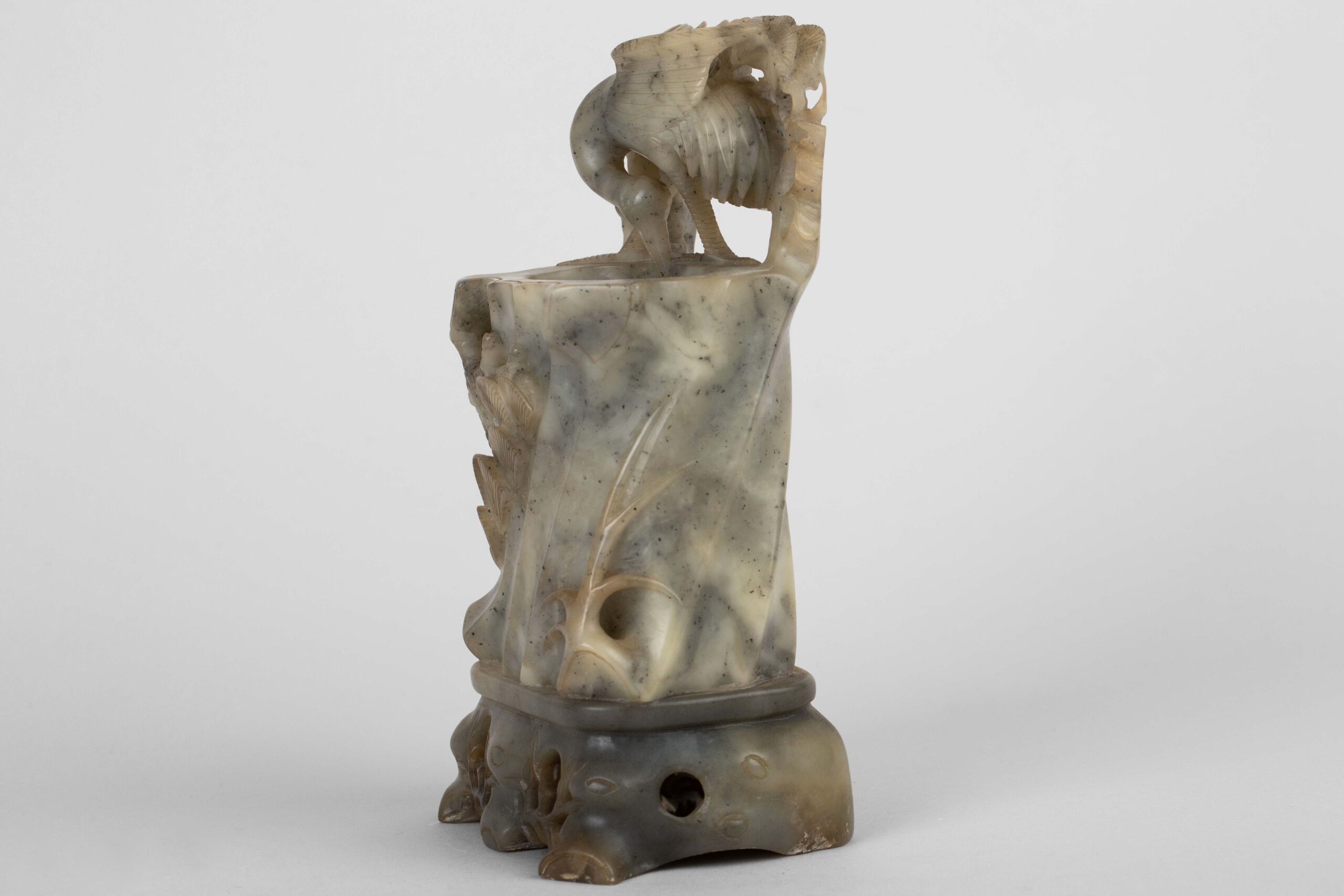 Jade carving Crane pen holder, 20th Century玉雕鹤笔筒二十
