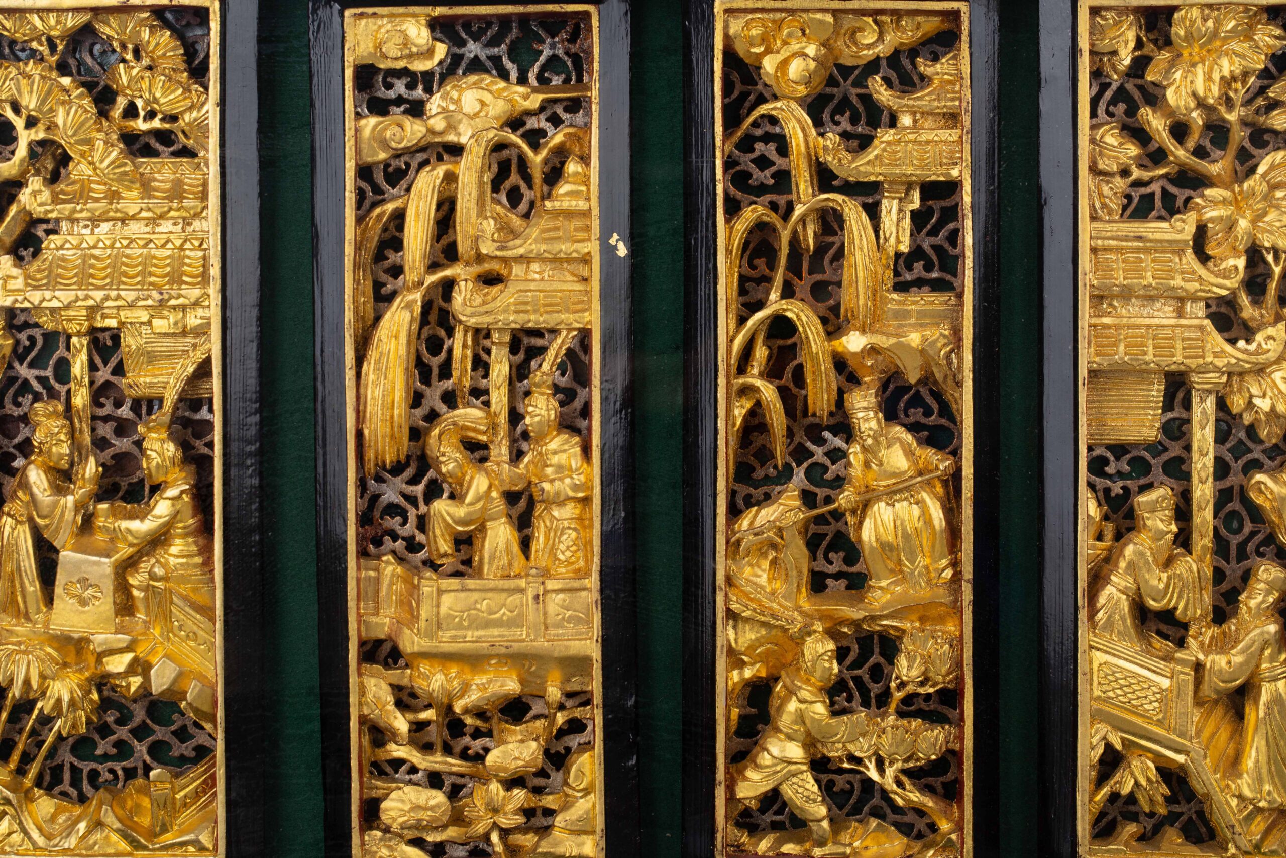 Golden lacquer wood carving hung screen 20th century金漆木雕