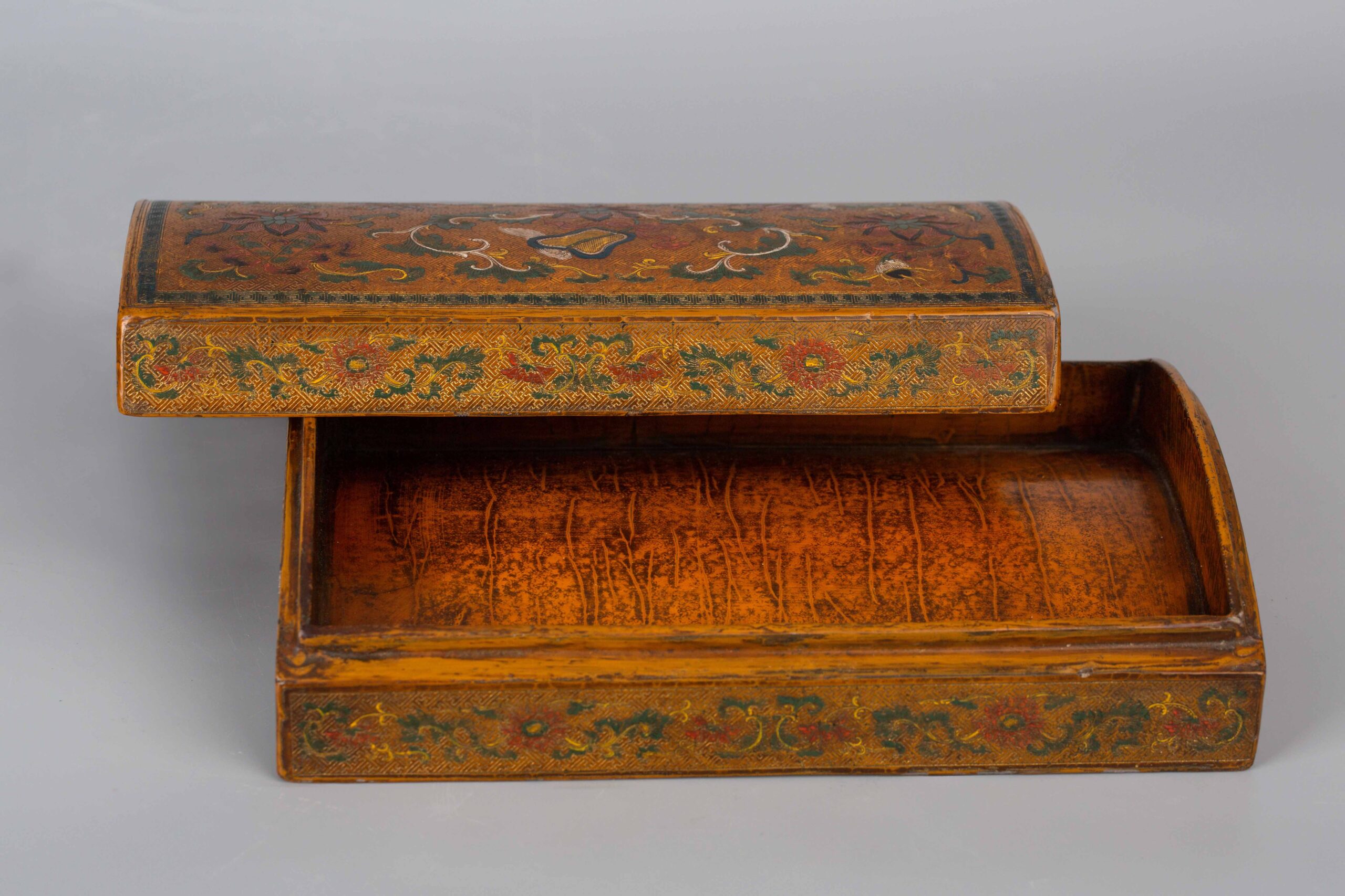 Lacquer ware book collection box with Daqing Qianlong Year Made 