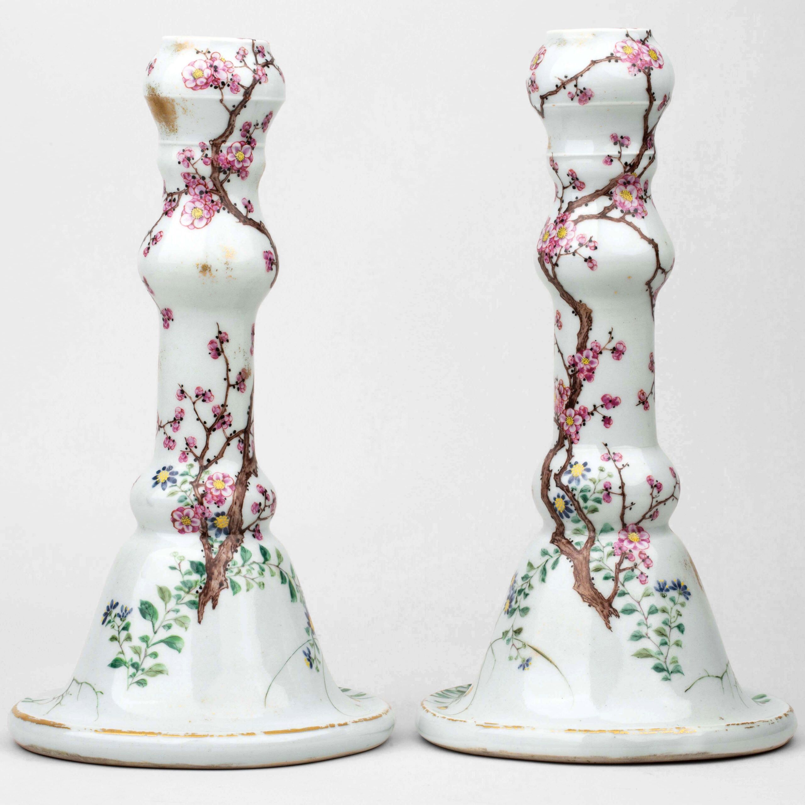 A pair of flower candlesticks with Da Ri Ben Gan Shan Zhi mark 