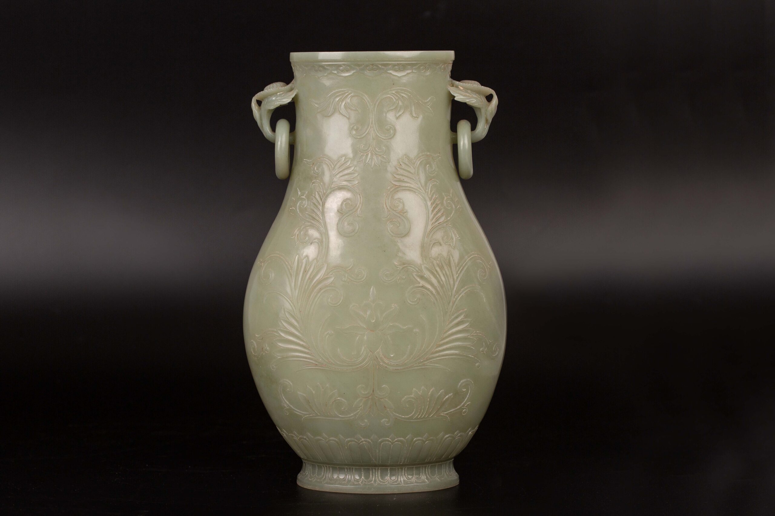 中国　白磁壺 An archaistic white jade teapot and cover, Qing dynasty