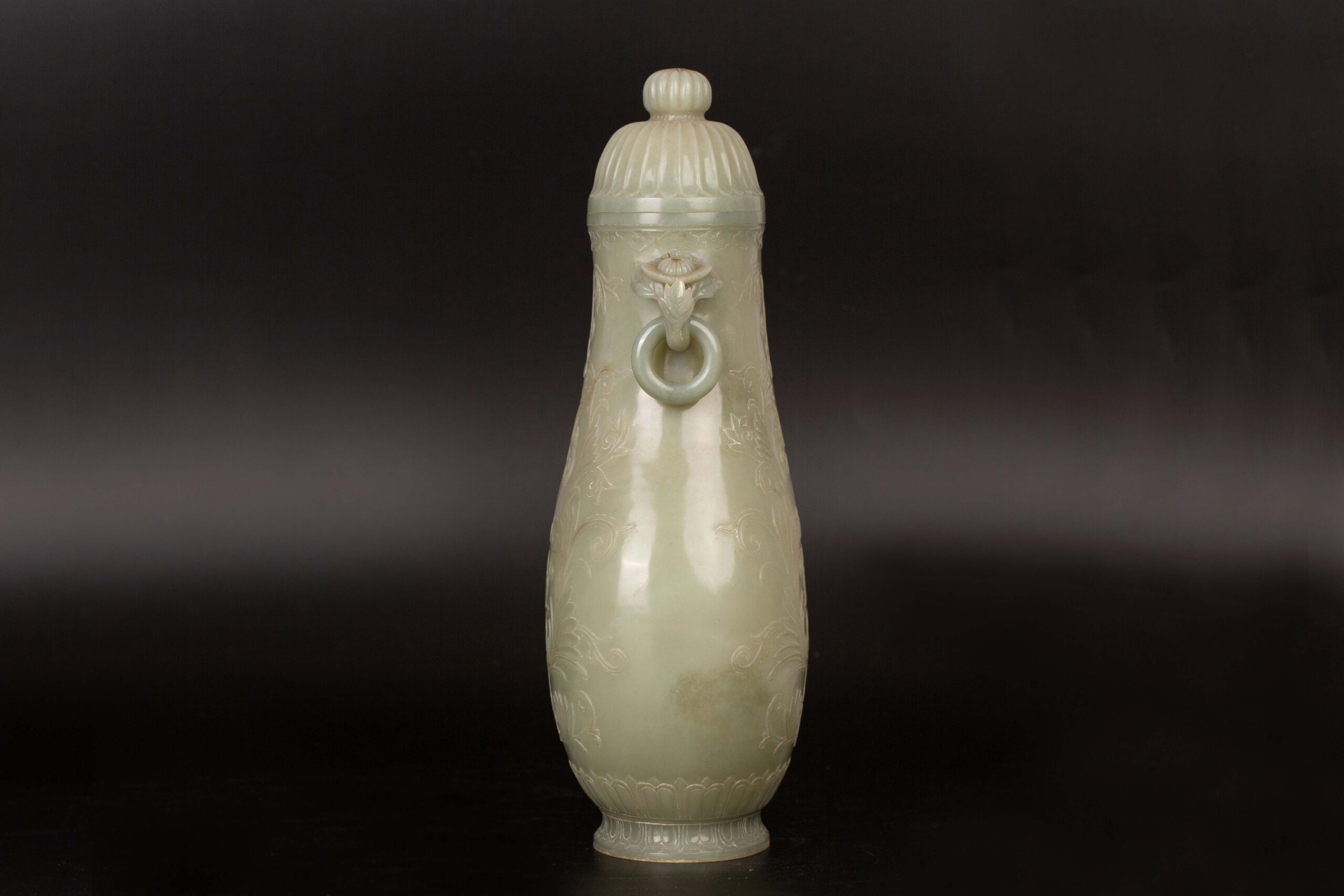 Bluish white jade vase with lid, mid-Qing dynasty青白玉盖瓶