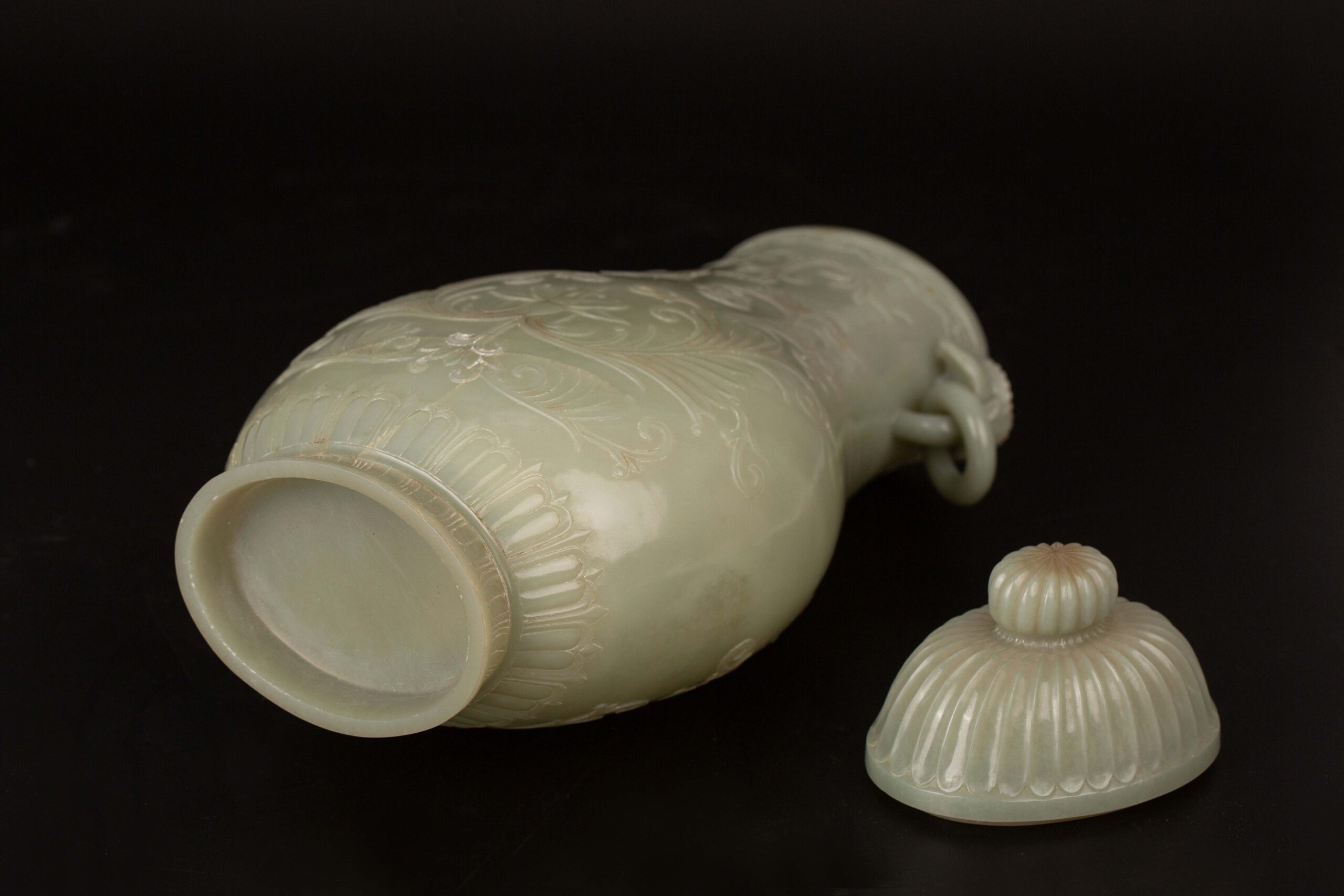 中国　白磁壺 Two 'Xing' white-glazed dishes, 10th century | 十世紀邢窰白