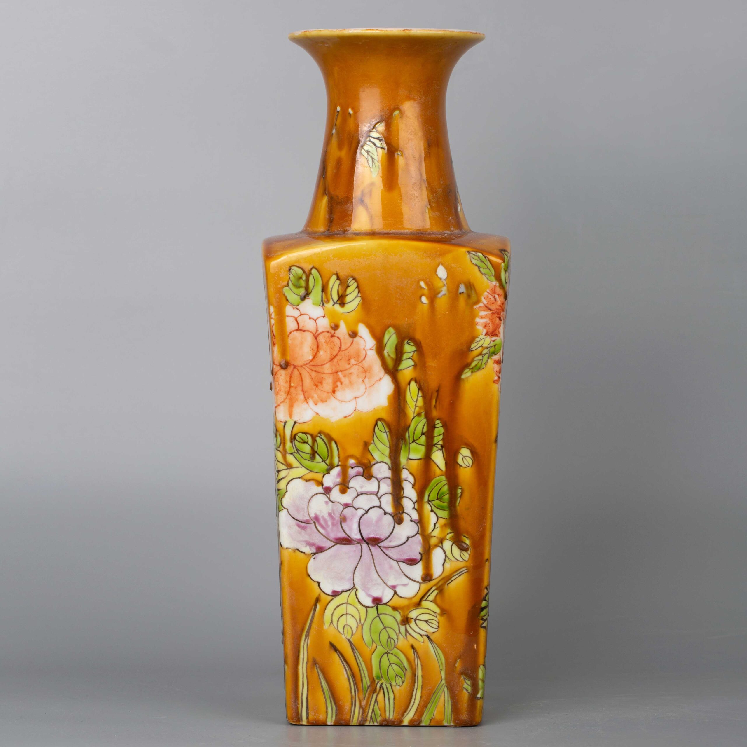 Yellow-glazed famille rose square vase 19th century黄釉粉彩四方瓶