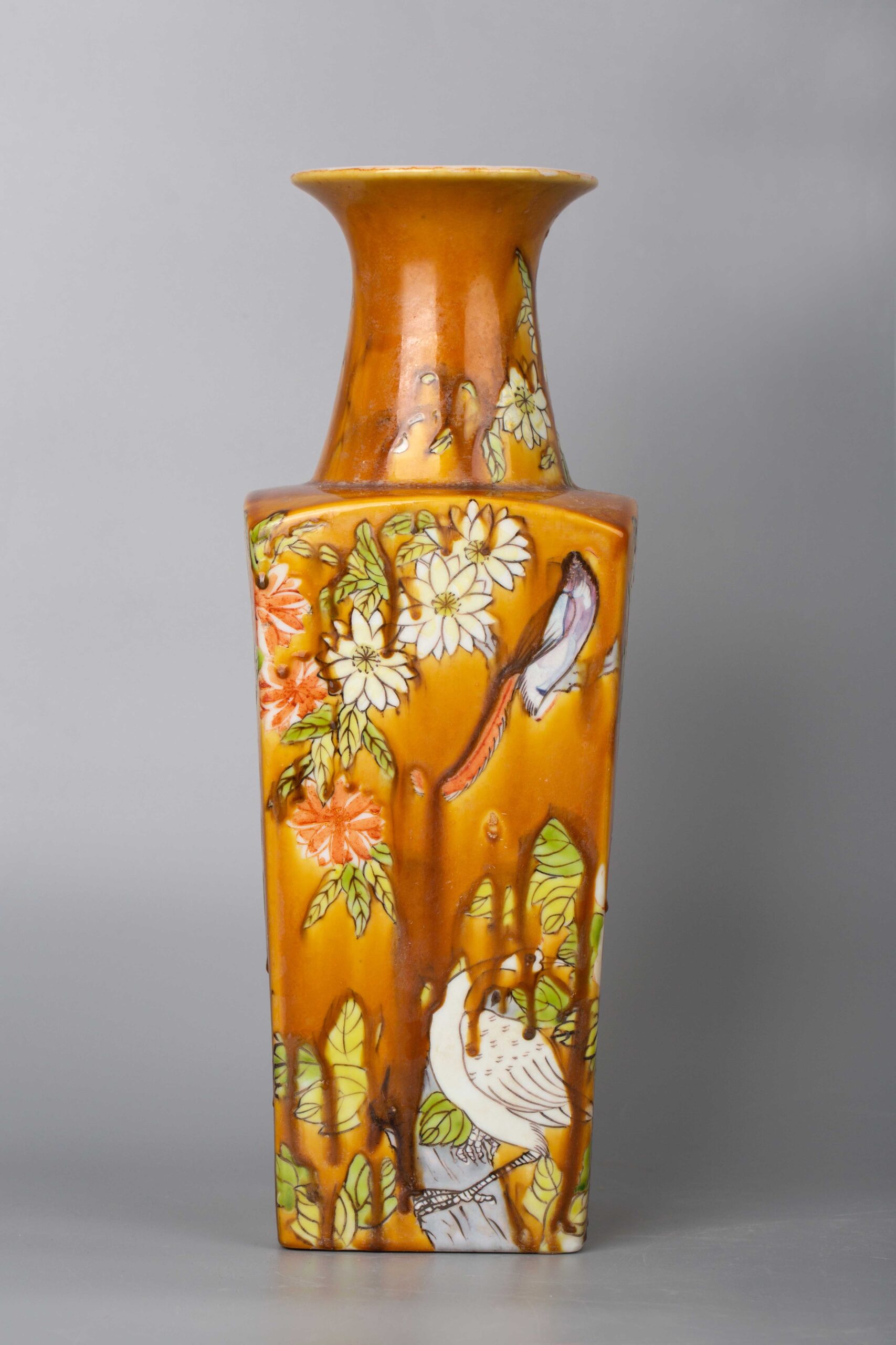 Yellow-glazed famille rose square vase 19th century黄釉粉彩四方瓶 