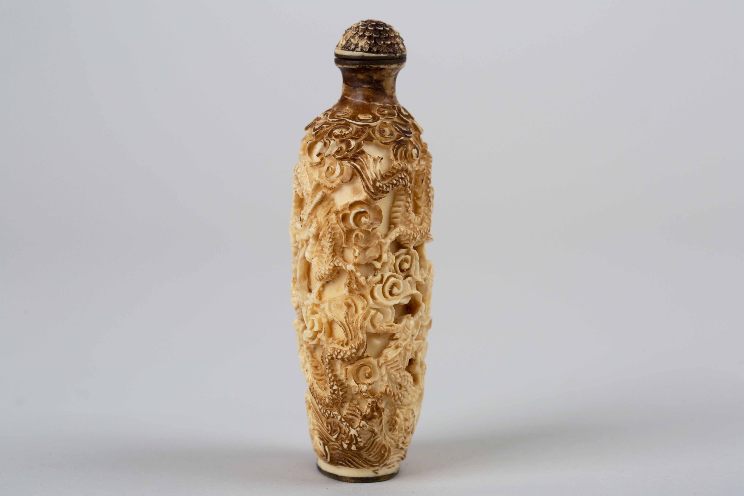 Bone-carved snuff bottle with Qianlong Nian Zhi mark海水江崖龙纹高 