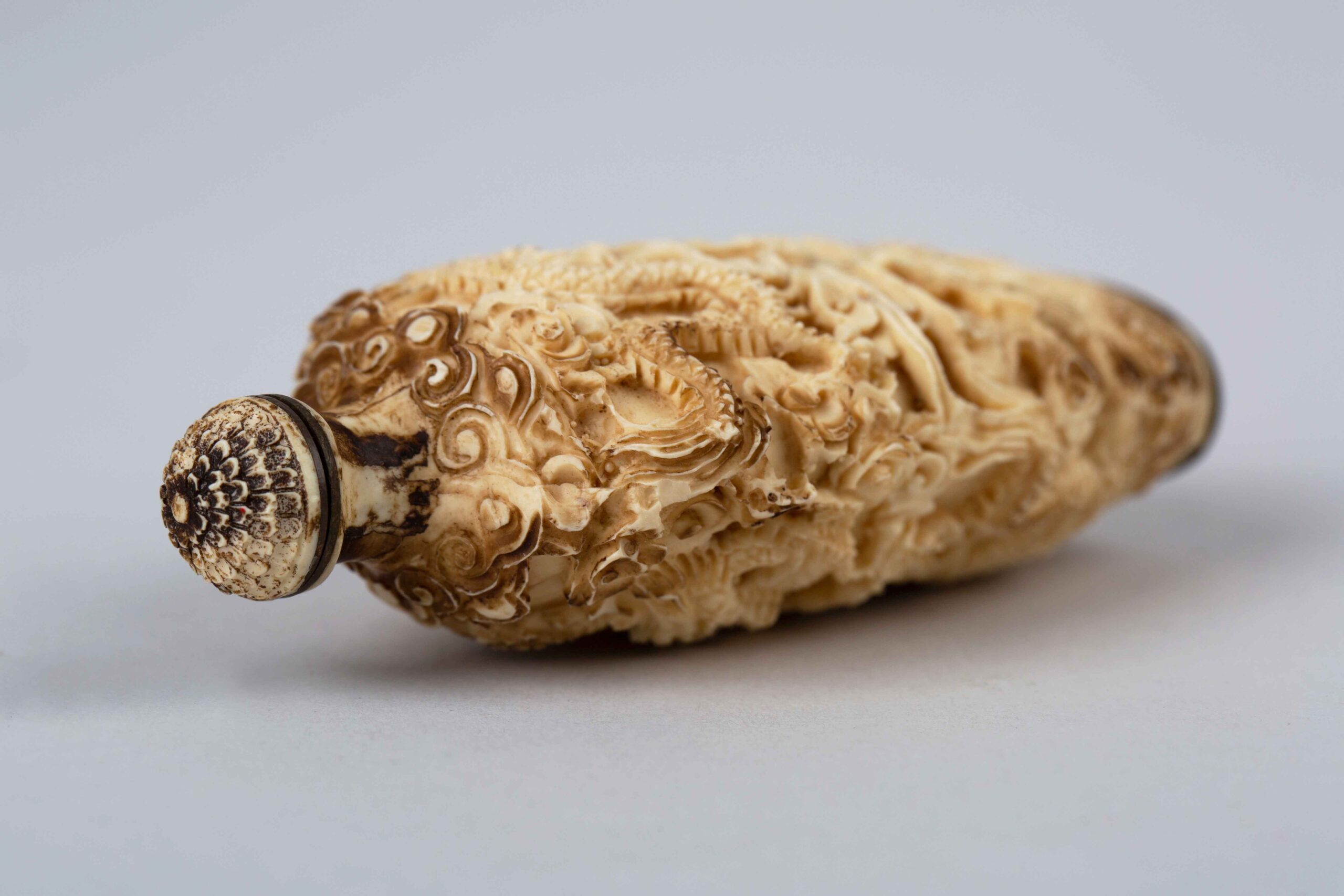 Bone-carved snuff bottle with Qianlong Nian Zhi mark海水江崖