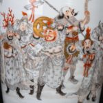 Zhou Xiangpu Grisaille and Gilt Decorated Figural Vase 20th Century周湘浦墨彩描金人物赏瓶 二十世纪
周湘浦（1895-1978），师从陶瓷名家周筱松。1959年被景德镇市政府授予“陶瓷美术家”称号，周氏喜画神鬼、刀马人物的题材。他的作品传世甚少，多被港澳及东南亚地区的著名藏家收藏。解放后景德镇擅画墨彩描金的大师都为他的弟子或传人。 - Image 9