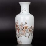 Zhou Xiangpu Grisaille and Gilt Decorated Figural Vase 20th Century周湘浦墨彩描金人物赏瓶 二十世纪
周湘浦（1895-1978），师从陶瓷名家周筱松。1959年被景德镇市政府授予“陶瓷美术家”称号，周氏喜画神鬼、刀马人物的题材。他的作品传世甚少，多被港澳及东南亚地区的著名藏家收藏。解放后景德镇擅画墨彩描金的大师都为他的弟子或传人。 - Image 10