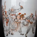 Zhou Xiangpu Grisaille and Gilt Decorated Figural Vase 20th Century周湘浦墨彩描金人物赏瓶 二十世纪
周湘浦（1895-1978），师从陶瓷名家周筱松。1959年被景德镇市政府授予“陶瓷美术家”称号，周氏喜画神鬼、刀马人物的题材。他的作品传世甚少，多被港澳及东南亚地区的著名藏家收藏。解放后景德镇擅画墨彩描金的大师都为他的弟子或传人。 - Image 11