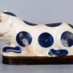 Recumbent porcelain cat, 20th century民国卧式瓷猫 20世纪 - Image 2