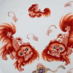 Iron-red lions plate with made by Shen De Tang mark慎德堂制款 矾红 太狮少保 纹盘 - Image 5