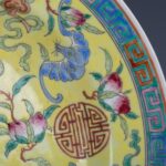 Fu Lu Shou yellow glazed famille rose plate with Daqing Qianlong Year Made mark大清乾隆年制款 福禄寿黄釉粉彩纹盘 - Image 7