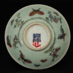 Green-glazed famille rose butterfly and flower pattern bowl, 18th century绿釉粉彩蝴蝶花卉纹碗同治 十八世纪 - Image 2