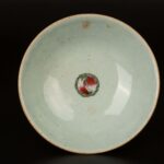 Green-glazed famille rose butterfly and flower pattern bowl, 18th century绿釉粉彩蝴蝶花卉纹碗同治 十八世纪 - Image 3