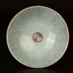 Green-glazed famille rose butterfly and flower pattern bowl, 18th century绿釉粉彩蝴蝶花卉纹碗同治 十八世纪 - Image 5