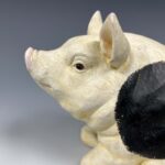 Bronze Pig Animal Statue, Vintage Pig Figurine Black Spots 20th century, Famille rose flower butterfly vase with Qianlong Year Made mark, 20th century青铜猪动物雕像，复古黑点猪雕像 二十世纪，乾隆年制款 粉彩花卉蝴蝶花瓶 二十世纪 - Image 6