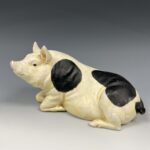 Bronze Pig Animal Statue, Vintage Pig Figurine Black Spots 20th century, Famille rose flower butterfly vase with Qianlong Year Made mark, 20th century青铜猪动物雕像，复古黑点猪雕像 二十世纪，乾隆年制款 粉彩花卉蝴蝶花瓶 二十世纪 - Image 7