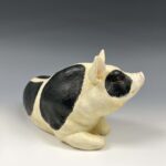 Bronze Pig Animal Statue, Vintage Pig Figurine Black Spots 20th century, Famille rose flower butterfly vase with Qianlong Year Made mark, 20th century青铜猪动物雕像，复古黑点猪雕像 二十世纪，乾隆年制款 粉彩花卉蝴蝶花瓶 二十世纪 - Image 8