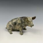 Bronze Pig Animal Statue, Vintage Pig Figurine Black Spots 20th century, Famille rose flower butterfly vase with Qianlong Year Made mark, 20th century青铜猪动物雕像，复古黑点猪雕像 二十世纪，乾隆年制款 粉彩花卉蝴蝶花瓶 二十世纪 - Image 10