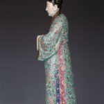 Famille Rose Gilt-decorated Scholar Figure粉彩描金书生人物像 游伯樁（1872-1922)，字泽长，又名长子。福建省神州府侯官县人。少年拜瓷塑名师张进奎为师，明代（何朝宗）的传人，学得一手精湛的状物拟人、巧夺天工的瓷塑技艺。游长子是瓷艺大师游林先生的号称，“游林记造”款瓷塑乃是游长子的作品。游长子的艺术成就很高，开宗立派，是一代宗师。景德镇的著名瓷塑艺术家有许多都是游长子的徒子徒孙，比如徒弟曾龙升，刘远长，魏洪泰，朱茂记等等。（手有伤） - Image 4