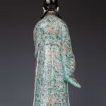 Famille Rose Gilt-decorated Scholar Figure粉彩描金书生人物像 游伯樁（1872-1922)，字泽长，又名长子。福建省神州府侯官县人。少年拜瓷塑名师张进奎为师，明代（何朝宗）的传人，学得一手精湛的状物拟人、巧夺天工的瓷塑技艺。游长子是瓷艺大师游林先生的号称，“游林记造”款瓷塑乃是游长子的作品。游长子的艺术成就很高，开宗立派，是一代宗师。景德镇的著名瓷塑艺术家有许多都是游长子的徒子徒孙，比如徒弟曾龙升，刘远长，魏洪泰，朱茂记等等。（手有伤） - Image 5