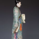 Famille Rose Gilt-decorated Scholar Figure粉彩描金书生人物像 游伯樁（1872-1922)，字泽长，又名长子。福建省神州府侯官县人。少年拜瓷塑名师张进奎为师，明代（何朝宗）的传人，学得一手精湛的状物拟人、巧夺天工的瓷塑技艺。游长子是瓷艺大师游林先生的号称，“游林记造”款瓷塑乃是游长子的作品。游长子的艺术成就很高，开宗立派，是一代宗师。景德镇的著名瓷塑艺术家有许多都是游长子的徒子徒孙，比如徒弟曾龙升，刘远长，魏洪泰，朱茂记等等。（手有伤） - Image 6
