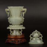 Blue and white jade lotus seat flower ring ear vase 痕都斯坦式青白玉莲花座花型衔环耳赏瓶 清中晚期 - Image 4