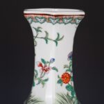 Famille rose hexagonal floral vase and and a red sandalwood base, with Daqing QIanlong Year Made mark粉彩花卉六棱瓶 紫檀底座 大清乾隆年制 - Image 5