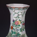 Famille rose hexagonal floral vase and and a red sandalwood base, with Daqing QIanlong Year Made mark粉彩花卉六棱瓶 紫檀底座 大清乾隆年制 - Image 12