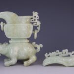 Carved Chinese Xiu Jade Foo Dog on Qi Lin麒麟上雕刻宝盒回形纹青白玉 二十世纪 - Image 2