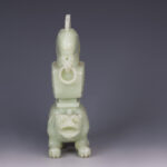 Carved Chinese Xiu Jade Foo Dog on Qi Lin麒麟上雕刻宝盒回形纹青白玉 二十世纪 - Image 3