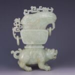 Carved Chinese Xiu Jade Foo Dog on Qi Lin麒麟上雕刻宝盒回形纹青白玉 二十世纪 - Image 4