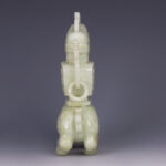 Carved Chinese Xiu Jade Foo Dog on Qi Lin麒麟上雕刻宝盒回形纹青白玉 二十世纪 - Image 5