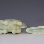 Carved Chinese Xiu Jade Foo Dog on Qi Lin麒麟上雕刻宝盒回形纹青白玉 二十世纪 - Image 6