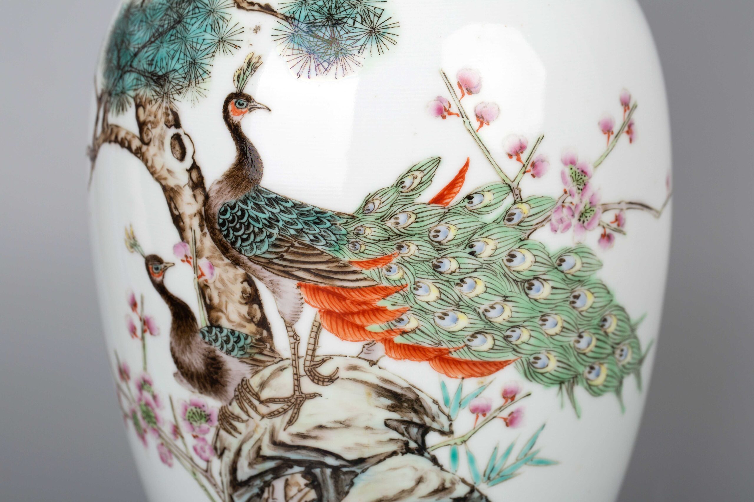 Flower and bird vase with China Jingdezhen Made mark花鸟赏瓶中国 