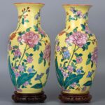 A pair of famille rose floral vase with Tongzhi Nian Zhi mark 粉彩花卉赏瓶一对 同治年制