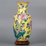 A pair of famille rose floral vase with Tongzhi Nian Zhi mark 粉彩花卉赏瓶一对 同治年制 - Image 2